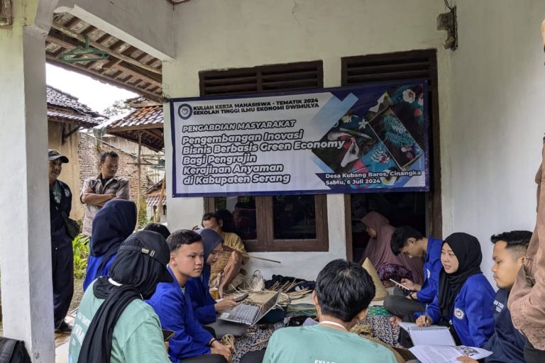 Mahasiswa Dampingi Perajin Anyaman Bambu Saat KKM